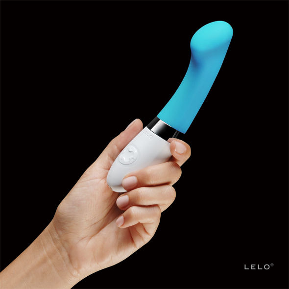 Lelo-gigi-2-vibromasseur-turquoise-prise-en-main