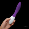 Lelo mona 2 vibromasseur violet en main Lelo-mona-2-vibromasseur-violet-en-main