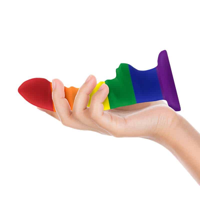 MYTHOLOGY Colby 17 cm gay pride en main